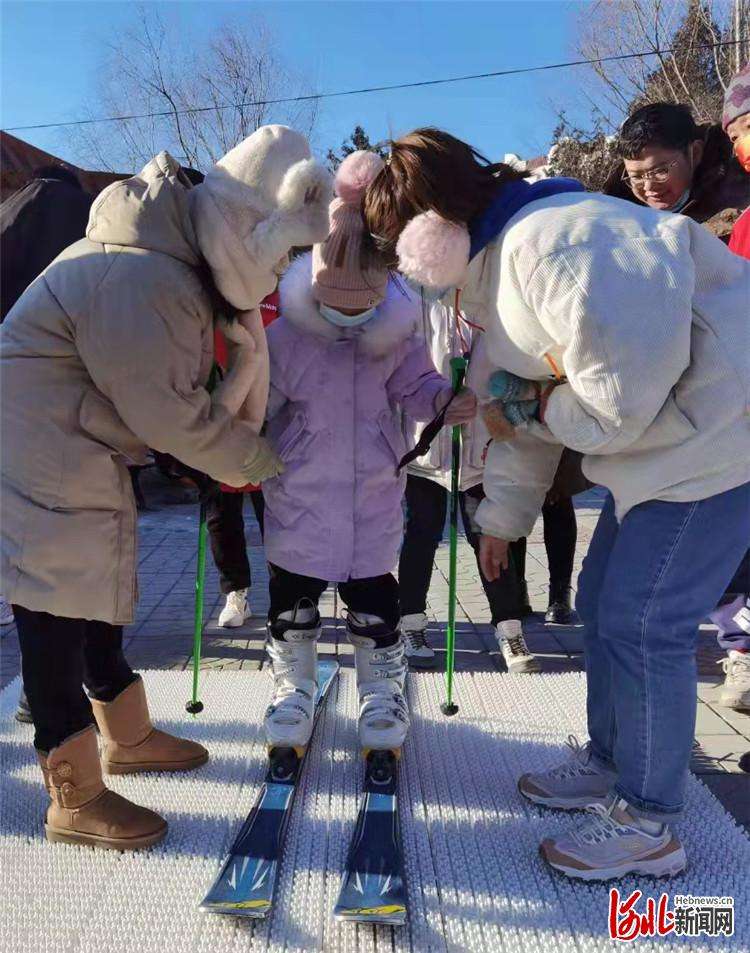 河北怀来：冰雪运动进社区