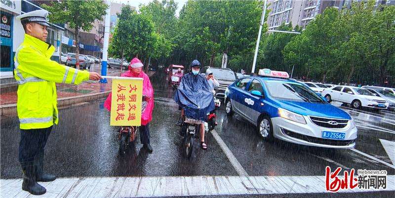 河北沧州：“”之中 “警色”暖心