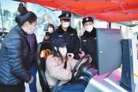 邯郸市交巡警支队开展122“交通安全宣传集市”活动