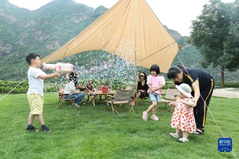 河北涞水：露营热“带火”乡村户外游