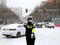 隆化交警雪中坚守护安全