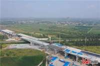 迁曹高速跨京哈铁路桥实现成功转体