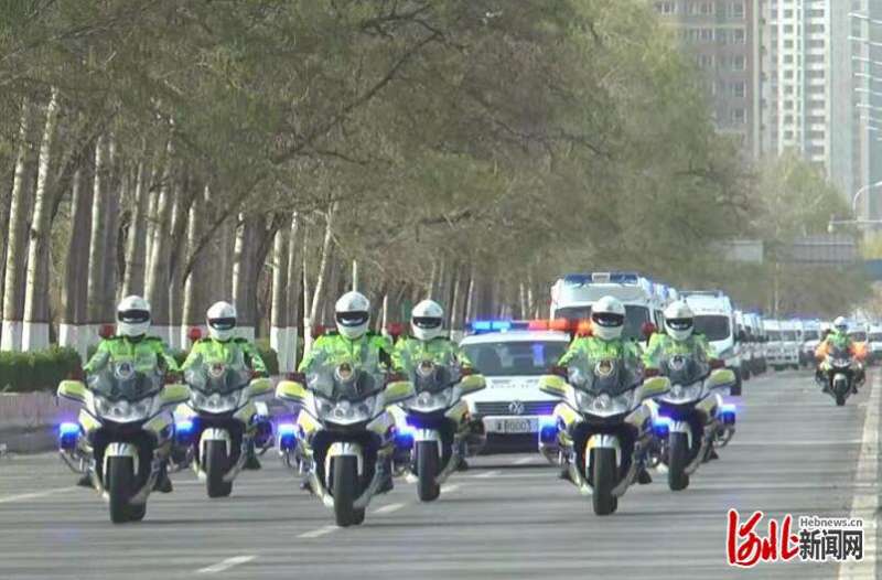 医警携手 同心抗疫 河北廊坊铁骑护送英雄返程