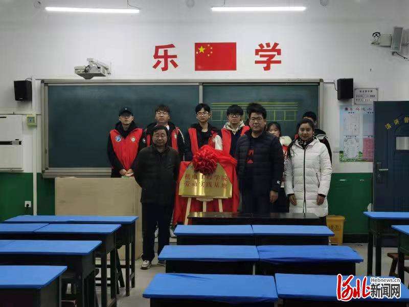 河北保定东马池小学挂牌成为河北农劳动实践基地