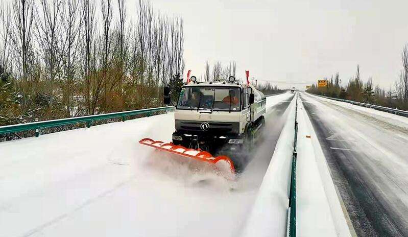 以雪为令奋战15小时 张承高速张家口分公司打响今冬首场除雪保畅战