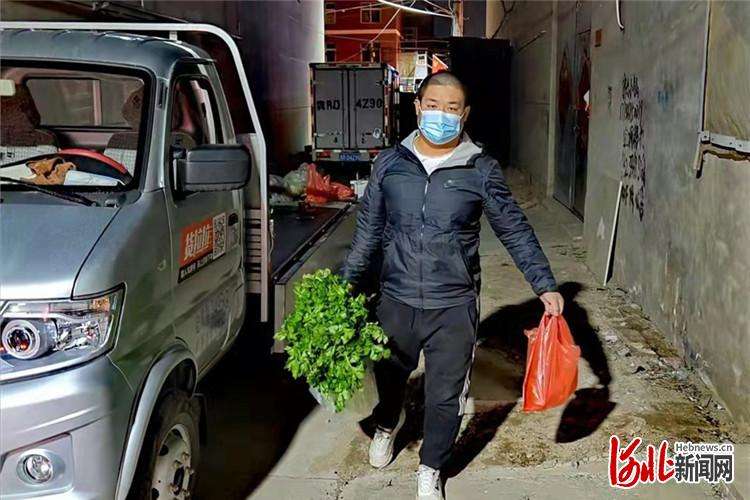 廊坊区后王各庄村为村民送温暖 战疫情 保民生