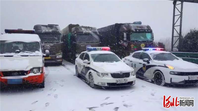 高速交警秦皇岛队路警联动应对冰雪天气 温情守护路通民安