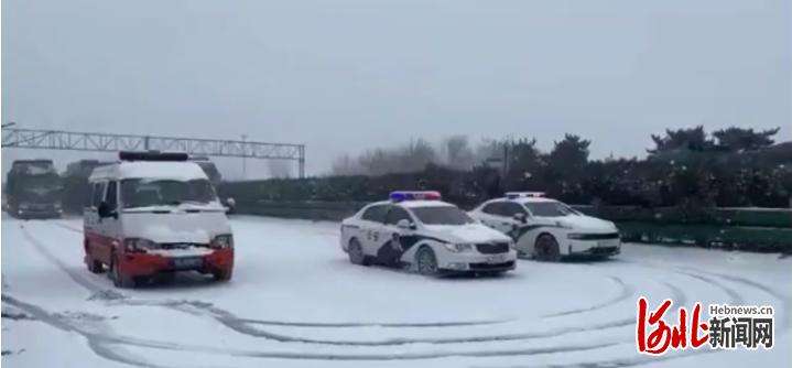 河北高速交警秦皇岛支队全力应对强降雪天气