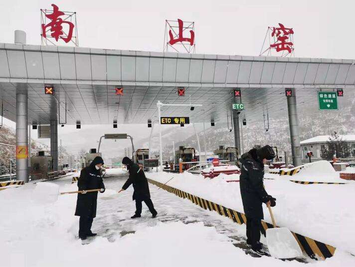 以雪为令奋战15小时 张承高速张家口分公司打响今冬首场除雪保畅战