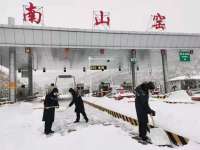 以雪为令奋战15小时 张承高速张家口分公司打响今冬首场除雪保畅战