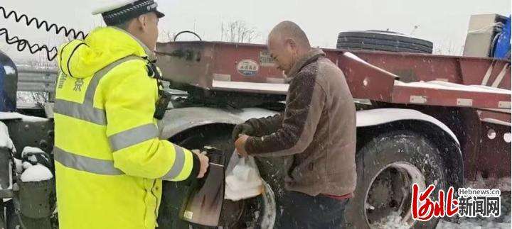 河北高速交警秦皇岛支队全力应对强降雪天气