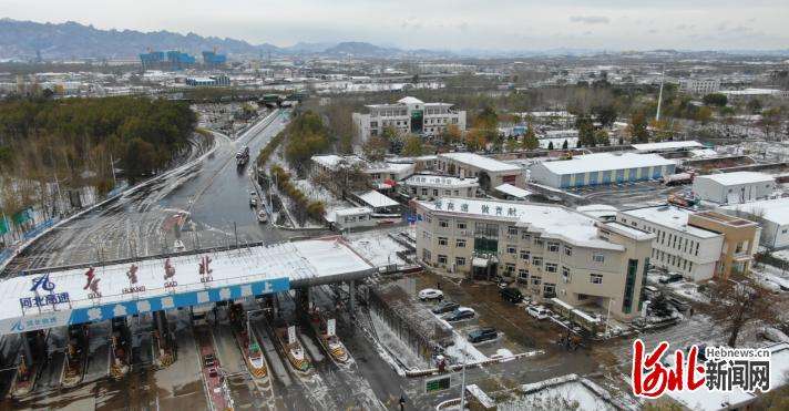 河北高速交警秦皇岛支队全力应对强降雪天气