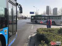 石家庄：倡导文明出行 公交志愿者变身“交通指挥员”