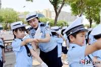 衡水市30余名小学生参加“小小交警文明行”活动
