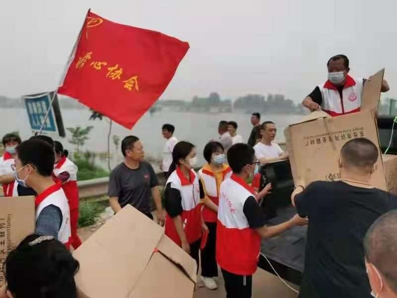 河北邢台志愿者捐赠防汛物资到隆尧抗洪前线