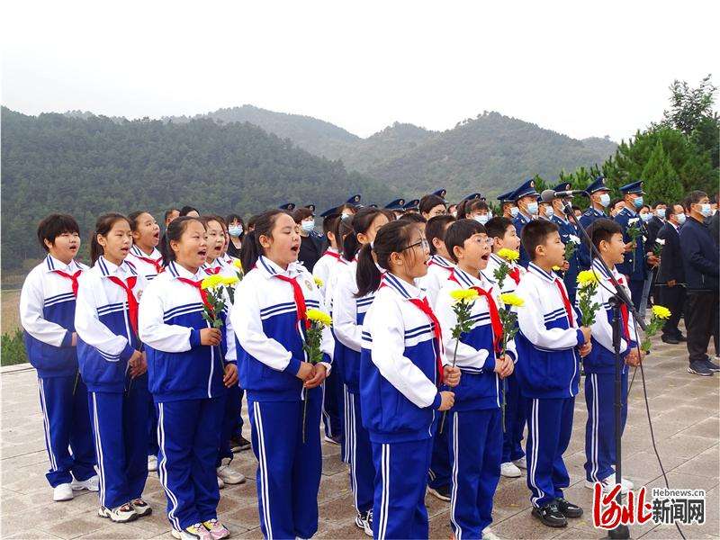 承德县举行向烈士碑敬献花篮仪式