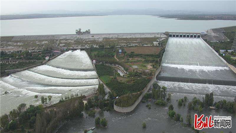 河北邯郸：岳城水库时隔25年再启溢洪道泄洪