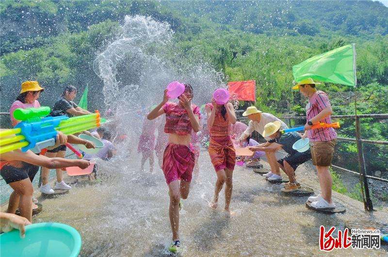 河北邢台：泼水狂欢 清凉一夏