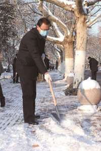 唐山市领导带头清扫积雪为群众出行营造安全环境