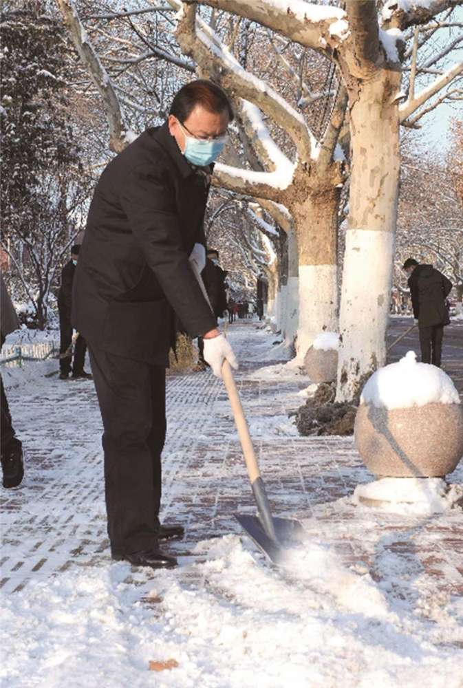 唐山市领导带头清扫积雪为群众出行营造安全环境