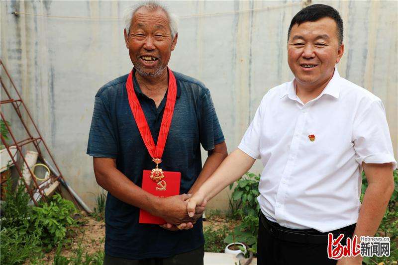 河北平乡：小村庄旗红