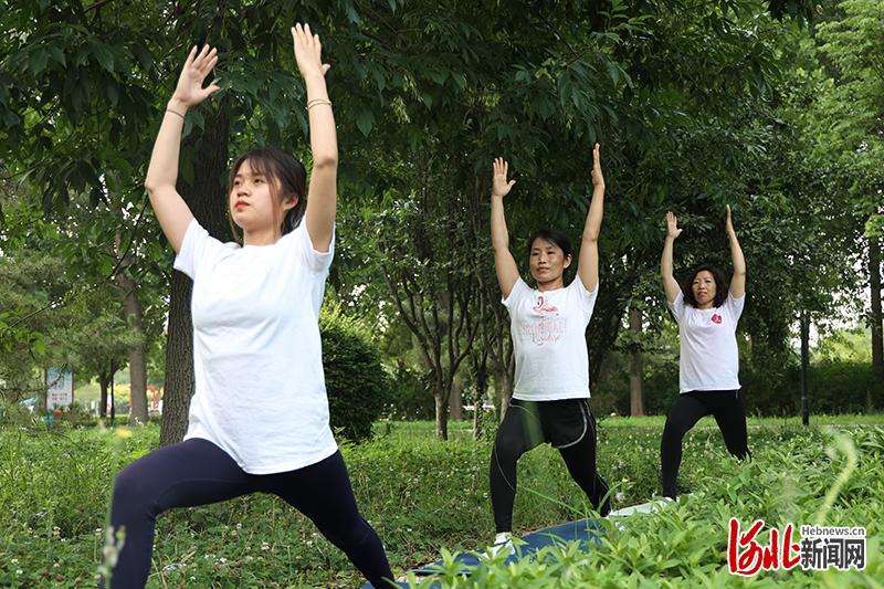 河北广宗：瑜伽日秀瑜伽悦身心