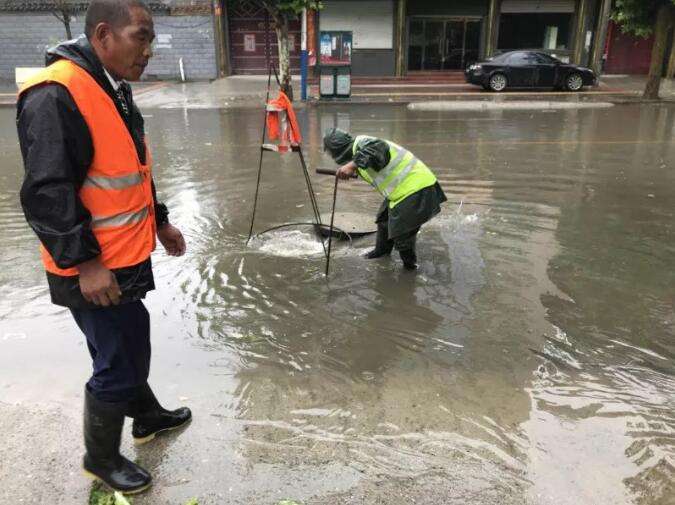 暴雨来袭！他们逆水而行！雄安这个地方亮了