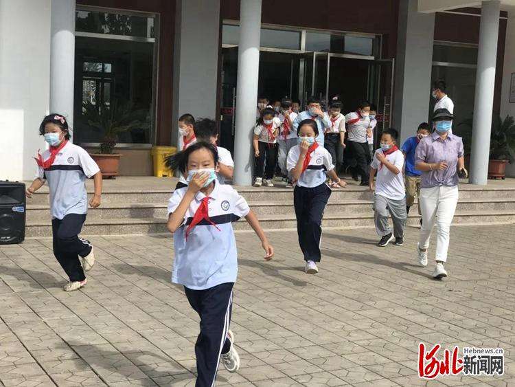 秦皇岛北戴河区消防安全疏散演练进校园