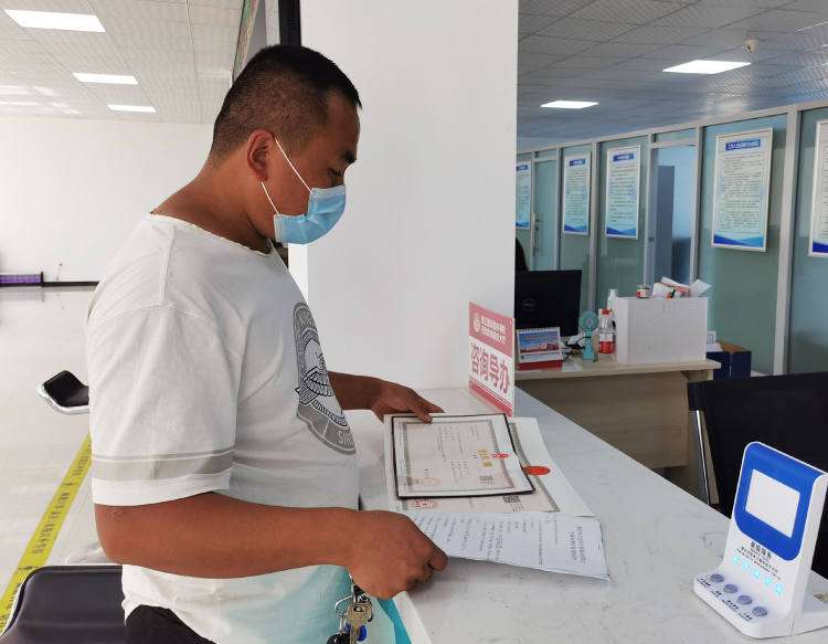 秦皇岛区审批服务延伸 证照家门口就能办