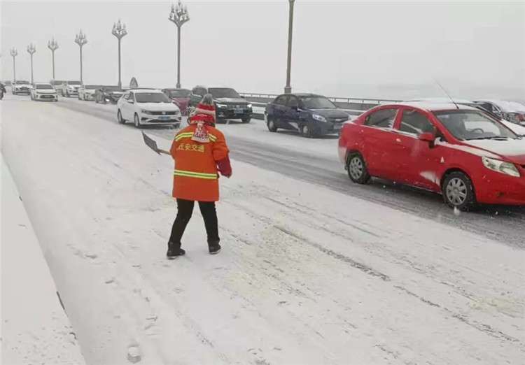 迁安：风雪逆行 融雪暖心