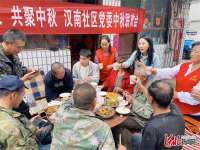 河北张家口：小区改造居民喜  宴请众人过中秋