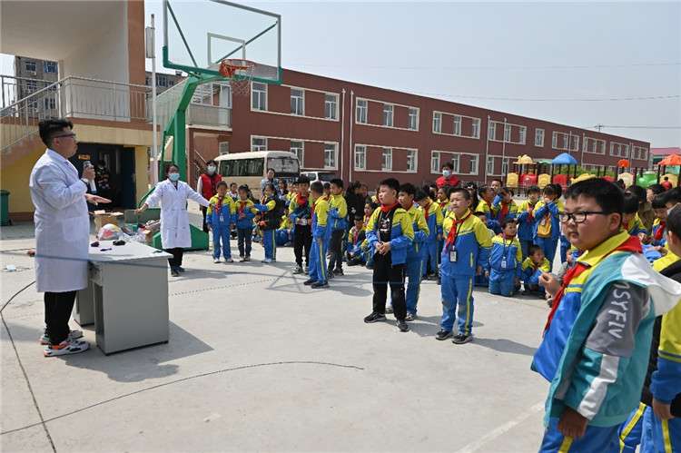 唐山市科普篷车点亮孩子科技梦