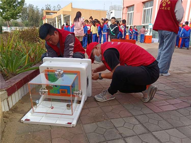 唐山市科普篷车点亮孩子科技梦