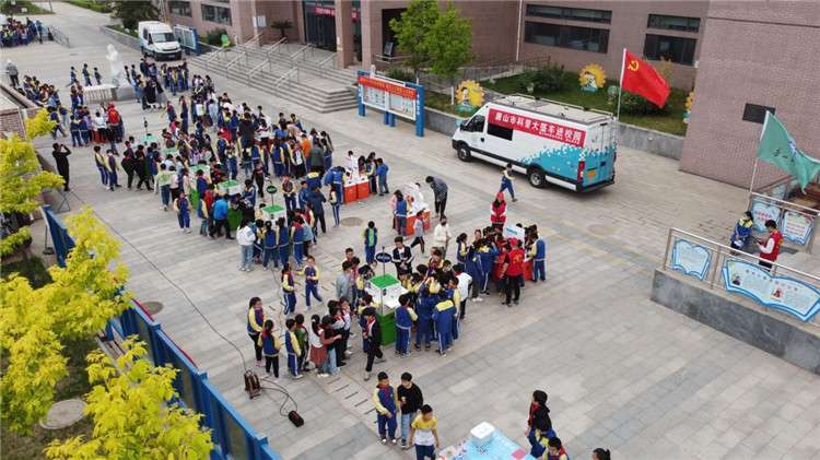 唐山市科普篷车点亮孩子科技梦