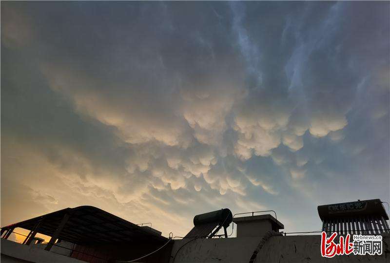 邯郸上空现积雨云 气象门提醒注意强对流天气