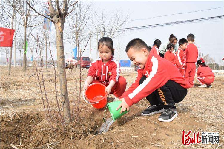 河北三河：手拉小手 植树添新绿