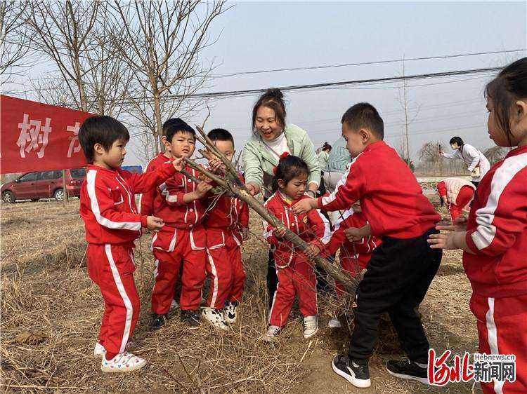 河北三河：手拉小手 植树添新绿