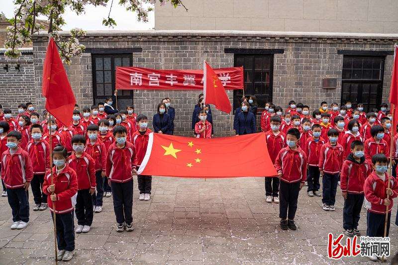 河北邢台南宫：清明时节忆英烈  “树”下铭初心