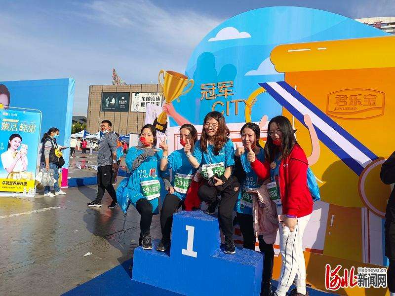 河北保定：万人开跑保定首届马拉松比赛