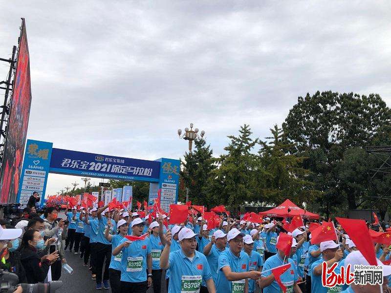 河北保定：万人开跑保定首届马拉松比赛
