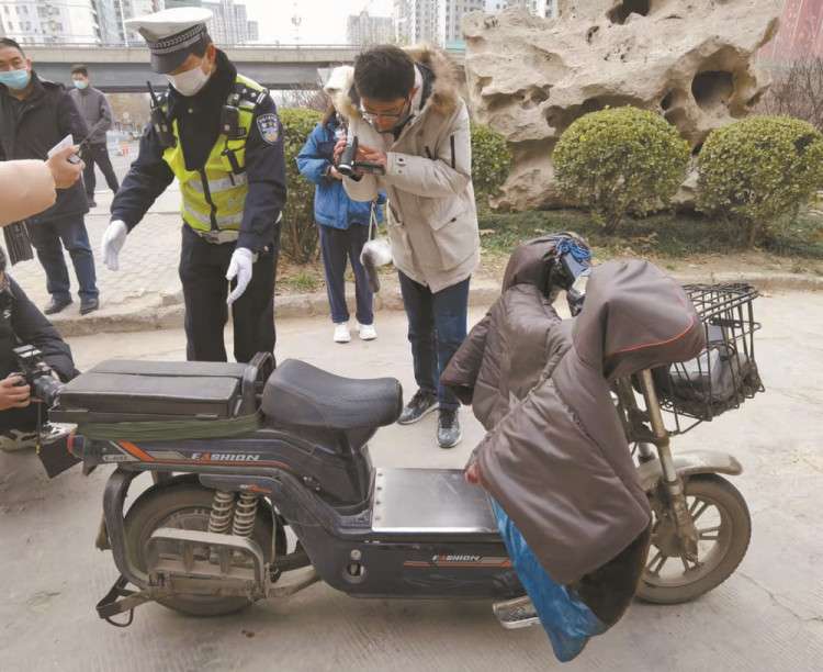 这些电动车都是违规的 石家庄市民上路行驶请注意