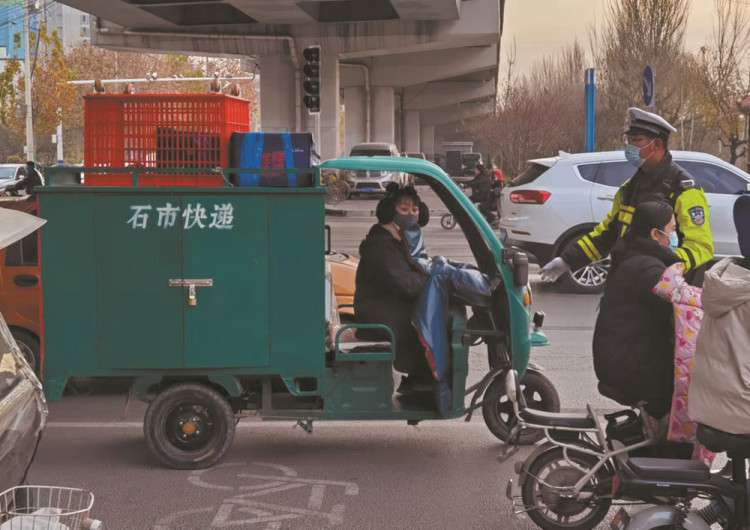 这些电动车都是违规的 石家庄市民上路行驶请注意