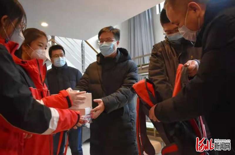 河北唐山冬奥会志愿者收到“暖心礼包”