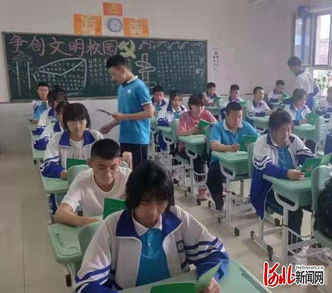 承德双滦区司法发放《青少年法治安全教育手册》近2万册