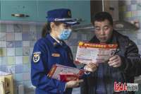 廊坊区消防救援队开展“敲门行动”入户宣讲消防常识