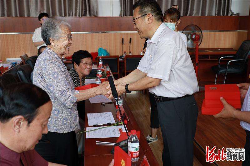 承德兴隆县人社举行“光荣在50”章颁发仪式
