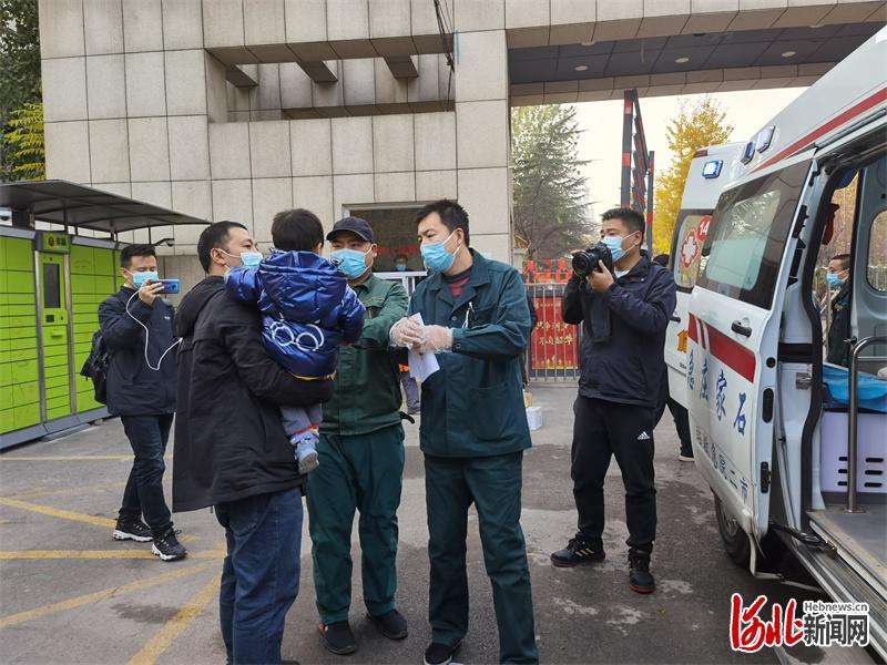 石家庄环卫工人凌晨捡到约两岁男童，急寻家人