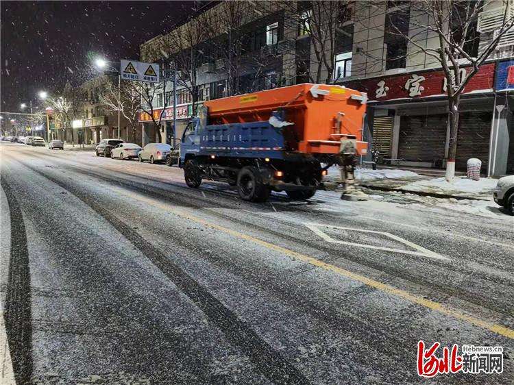 三河：“京牌”环卫除雪护航安全