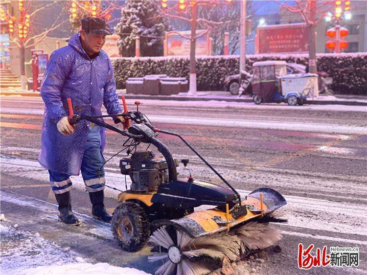 三河：“京牌”环卫除雪护航安全
