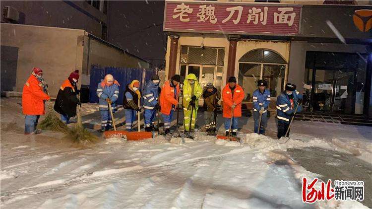 三河：“京牌”环卫除雪护航安全